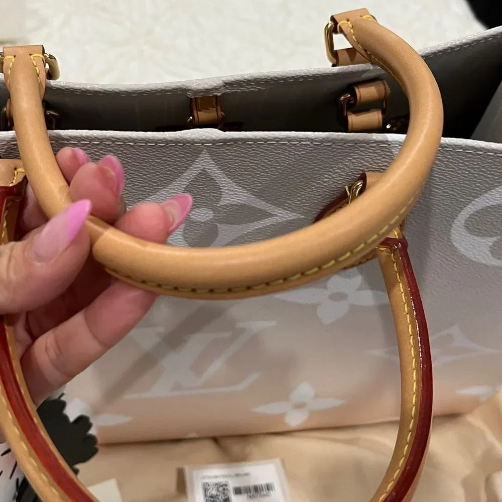 Louis Vuitton GM on the go pool collection